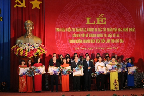 Đồng chí Triệu Tài Vinh, Bí thư Tỉnh ủy trao tặng giấy chứng nhận cho các tác giả đạt giải cao tại Cuộc thi
